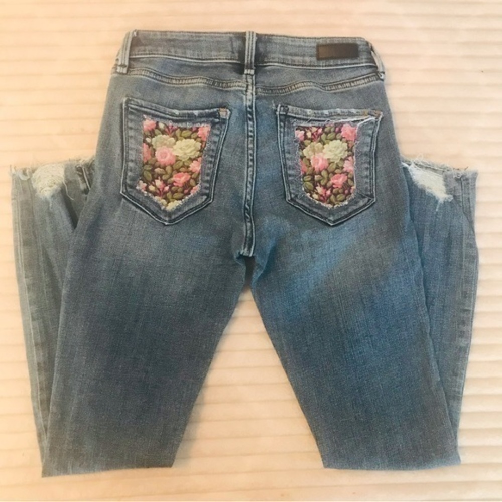 Abercrombie & Fitch Distressed Floral Embroidered Harper Low Rise Ankle Jeans 25